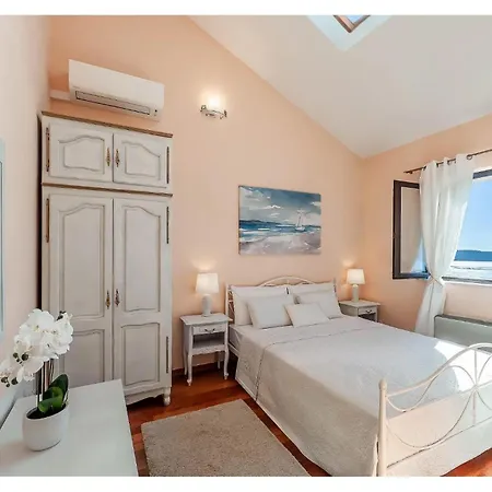 Dom wakacyjny Amazing In Kastel Kambelovac With 4 Bedrooms, Sauna And Outdoor Swimming Pool