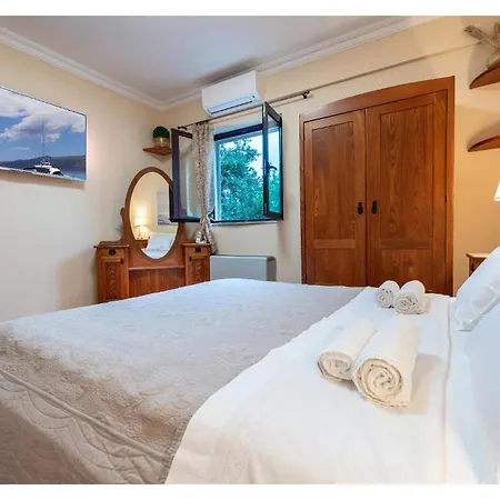 Amazing In Kastel Kambelovac With 4 Bedrooms, Sauna And Outdoor Swimming Pool Dom wakacyjny Kaštela