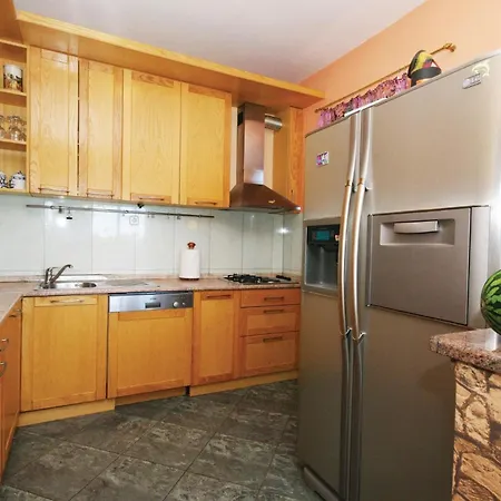 Amazing In Kastel Kambelovac With 4 Bedrooms, Sauna And Outdoor Swimming Pool Dom wakacyjny Kaštela