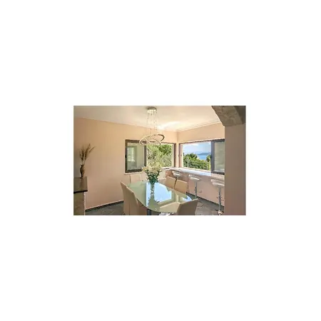 Amazing In Kastel Kambelovac With 4 Bedrooms, Sauna And Outdoor Swimming Pool Kaštela