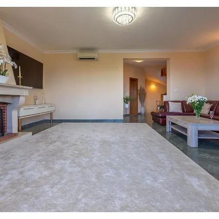 Amazing In Kastel Kambelovac With 4 Bedrooms, Sauna And Outdoor Swimming Pool