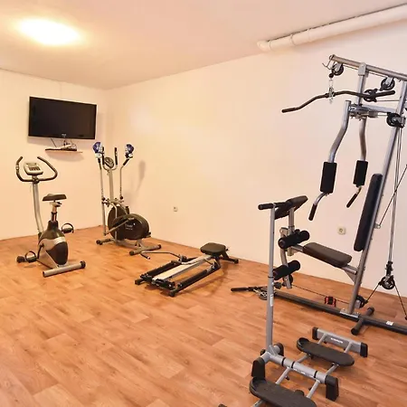 Amazing In Kastel Kambelovac With 4 Bedrooms, Sauna And Outdoor Swimming Pool Dom wakacyjny