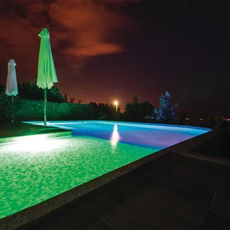 Dom wakacyjny Amazing In Kastel Kambelovac With 4 Bedrooms, Sauna And Outdoor Swimming Pool Kaštela