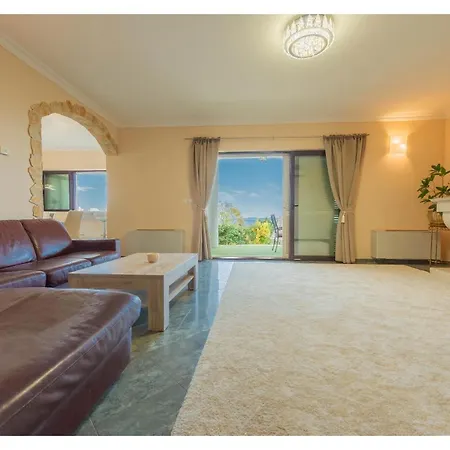 Amazing In Kastel Kambelovac With 4 Bedrooms, Sauna And Outdoor Swimming Pool Kaštela