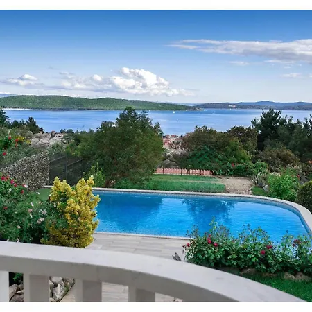 Dom wakacyjny Amazing In Kastel Kambelovac With 4 Bedrooms, Sauna And Outdoor Swimming Pool