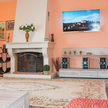 Dom wakacyjny Amazing In Kastel Kambelovac With 4 Bedrooms, Sauna And Outdoor Swimming Pool Kaštela