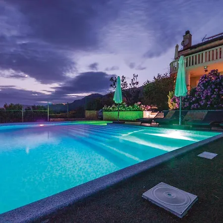 Amazing In Kastel Kambelovac With 4 Bedrooms, Sauna And Outdoor Swimming Pool * Kaštela