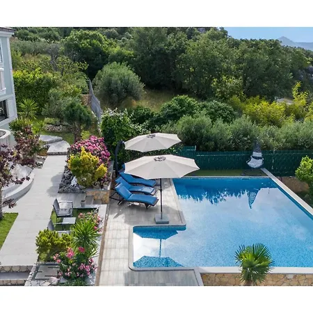 Dom wakacyjny Amazing In Kastel Kambelovac With 4 Bedrooms, Sauna And Outdoor Swimming Pool Kaštela