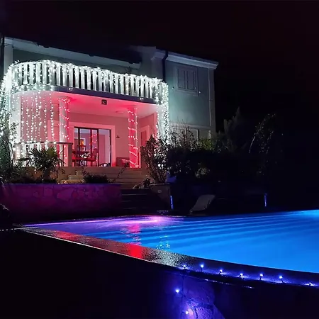 Amazing In Kastel Kambelovac With 4 Bedrooms, Sauna And Outdoor Swimming Pool * Kaštela