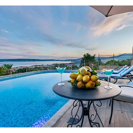 Amazing In Kastel Kambelovac With 4 Bedrooms, Sauna And Outdoor Swimming Pool