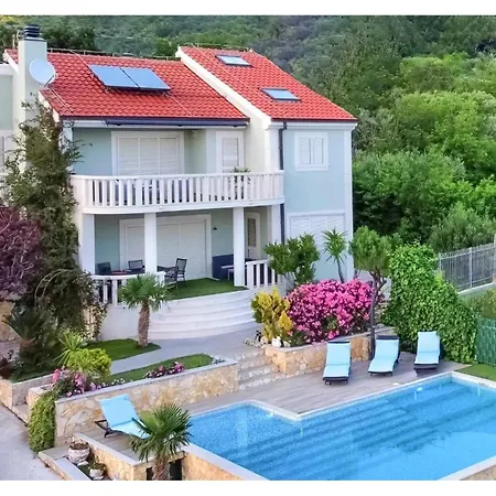 Dom wakacyjny Amazing In Kastel Kambelovac With 4 Bedrooms, Sauna And Outdoor Swimming Pool Kaštela