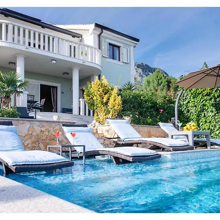 Amazing In Kastel Kambelovac With 4 Bedrooms, Sauna And Outdoor Swimming Pool Dom wakacyjny