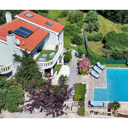 Dom wakacyjny Amazing In Kastel Kambelovac With 4 Bedrooms, Sauna And Outdoor Swimming Pool